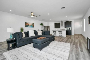 Stylish 4 Beds Near Downtown With Backyard